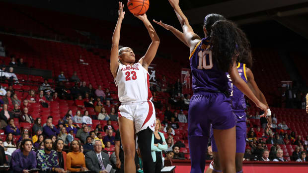 012323_WBB_DavisBr_LSU_CV3852